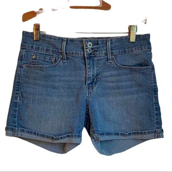 DENIZEN FROM LEVI’S Women’s Light Wash Stretch Cuffed Jean Shorts / Size: 4 - Picture 1 of 12